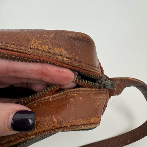 Louis Vuitton Monogram bag..ususual adjustable strapp that tucks under the bag - Picture 11 of 13